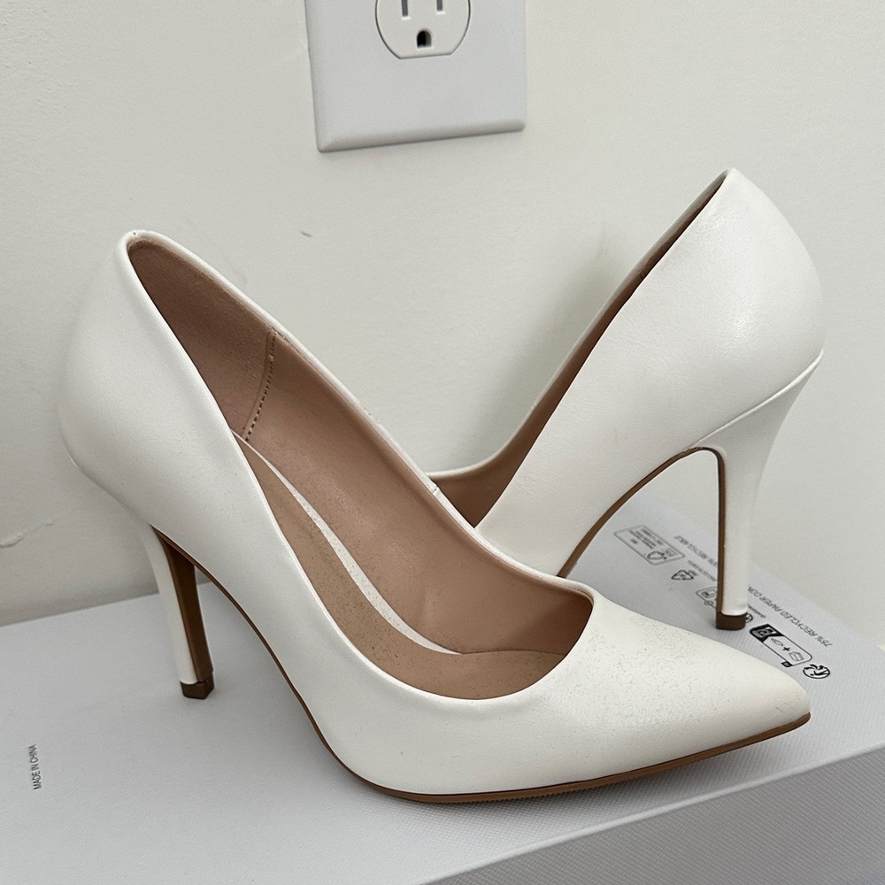 Delicious White Pointed Toe Stiletto Pumps Size 6.5 Classic Dress Heels